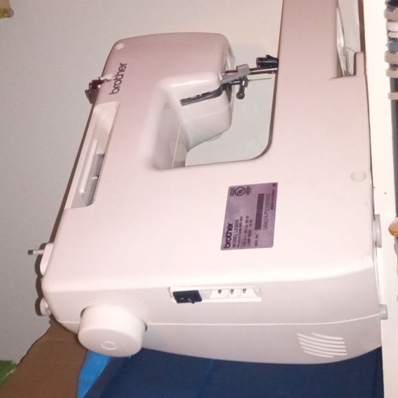 Sewing machine - Picture 2 of 7